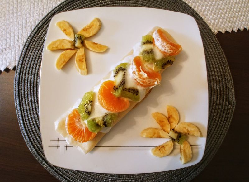 Naleśniki z serem, rodzynkami i owocami