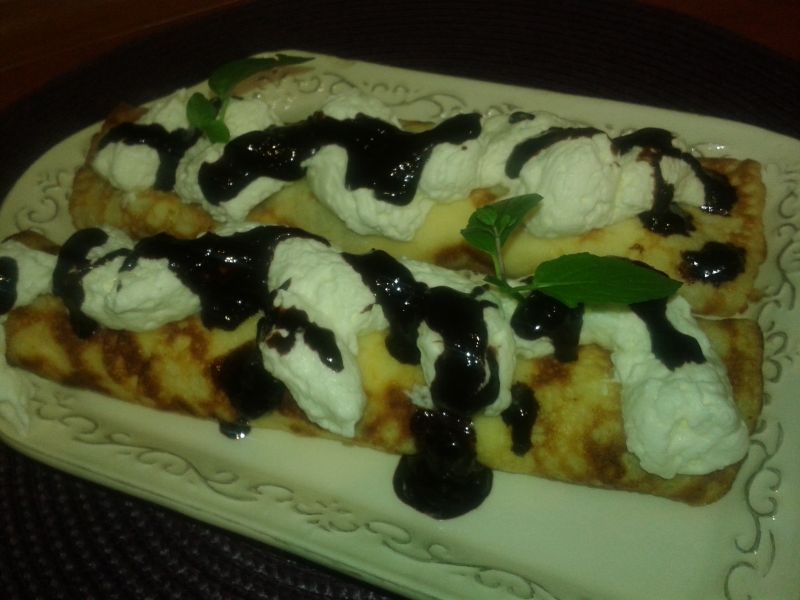 Naleśniki z serem, śmietaną i czeko - śliwką Naleśniki z serem, śmietaną i czeko - śliwką