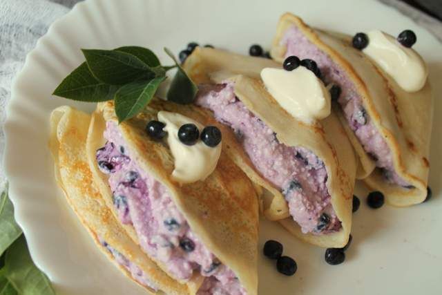 Naleśniki z serkiem i borówkami