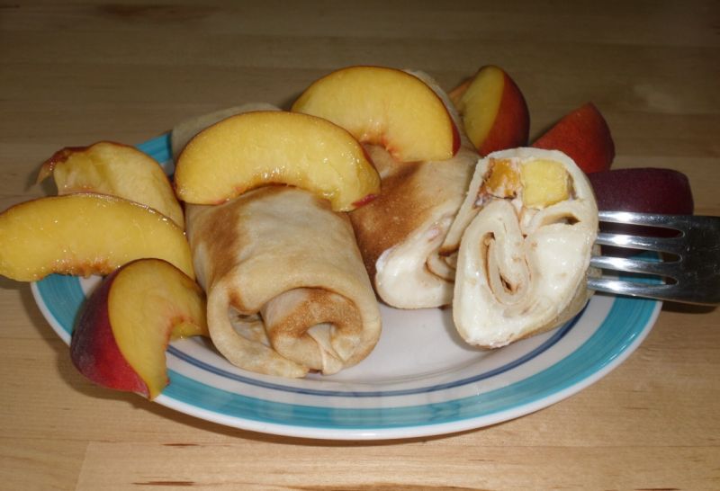 Naleśniki z serkiem i brzoskwiniami