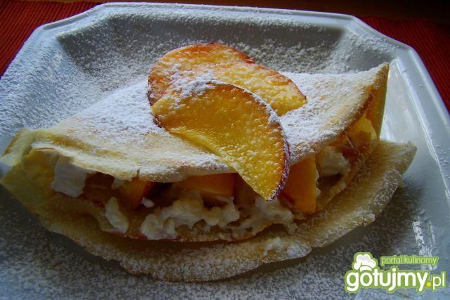 Naleśniki z serkiem i brzoskwiniami
