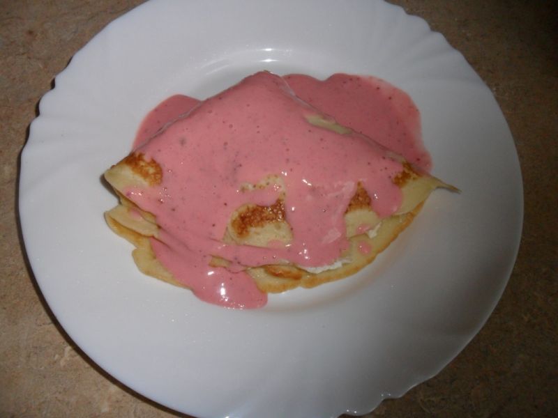 Naleśniki z serkiem i sosem truskawkowym Naleśniki z serkiem i sosem truskawkowym