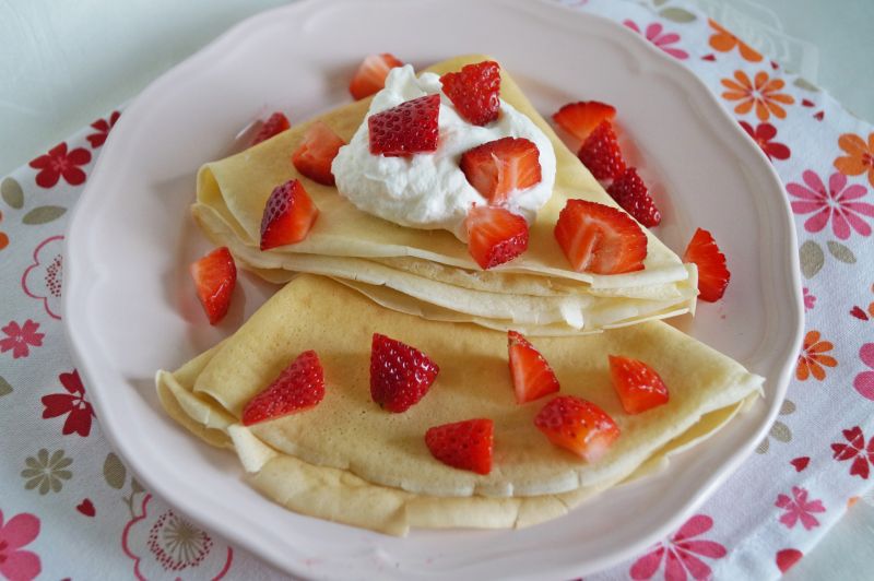 Naleśniki z serkiem jogurtowym i truskawkami Naleśniki z serkiem jogurtowym i truskawkami