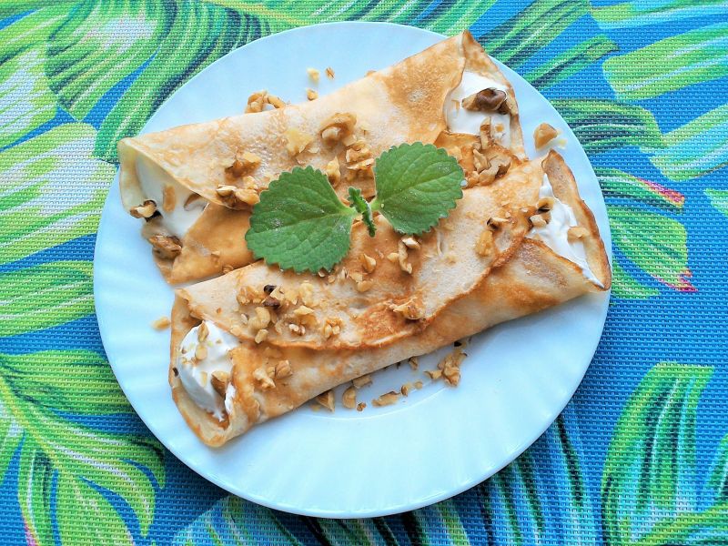 Naleśniki z śmietanką i orzechami