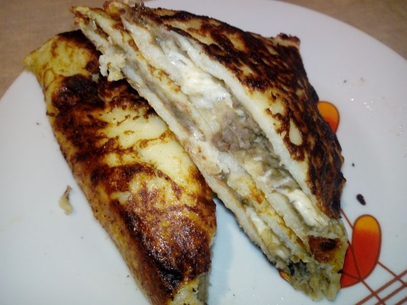 Naleśniki z soczewicą i żółtym serem