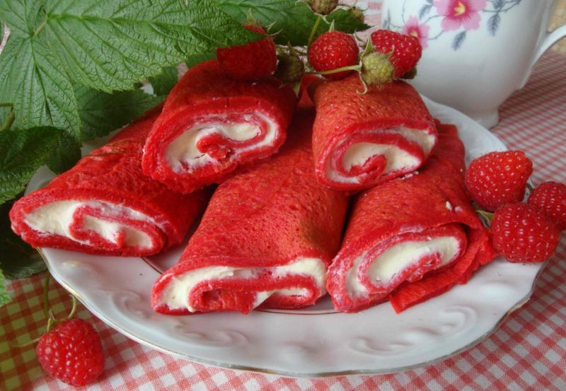 Naleśniki z sokiem malinowym 