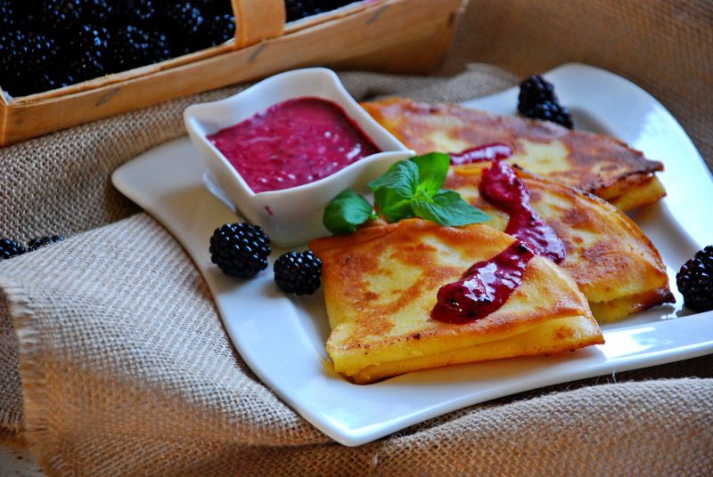 Naleśniki z sosem czernicowym