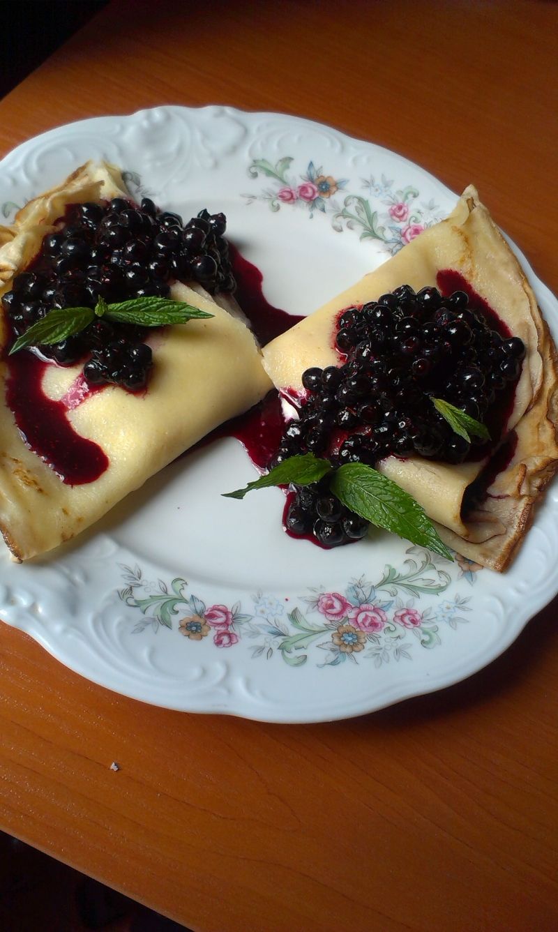 Naleśniki z sosem jagodowym Naleśniki z sosem jagodowym