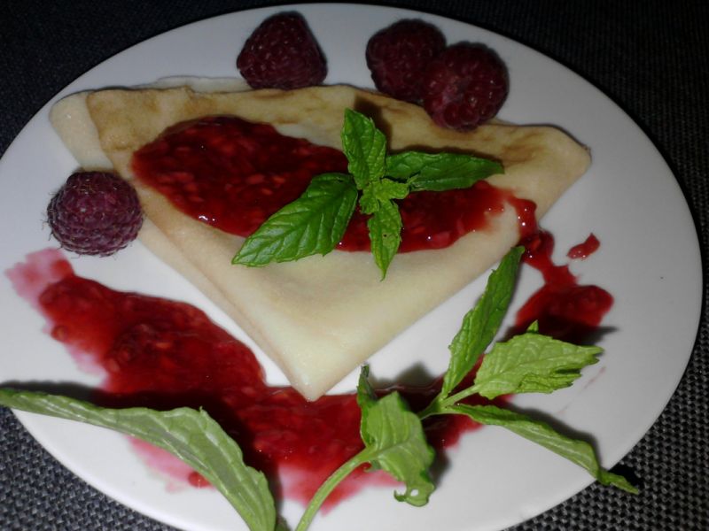 Naleśniki z sosem malinowym Naleśniki z sosem malinowym