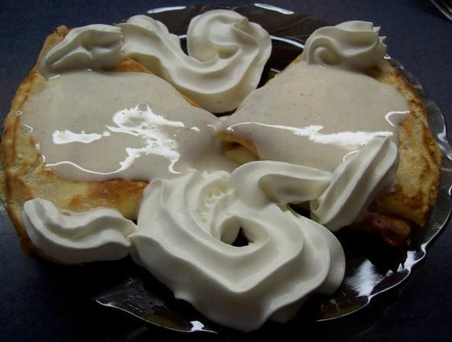 Naleśniki z sosem waniliowo – cynamonowy Naleśniki z sosem waniliowo – cynamonowy