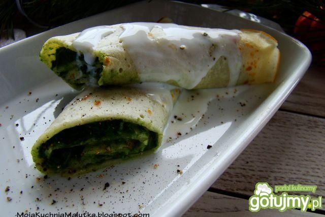 Naleśniki z szpinakiem podane z śmietaną