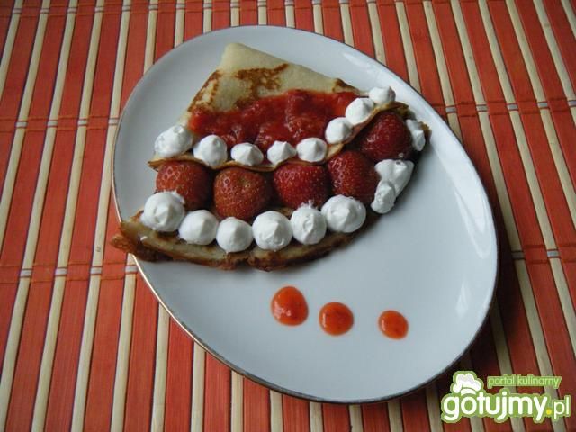 Naleśniki z truskawkami i bitą śmietaną Naleśniki z truskawkami i bitą śmietaną