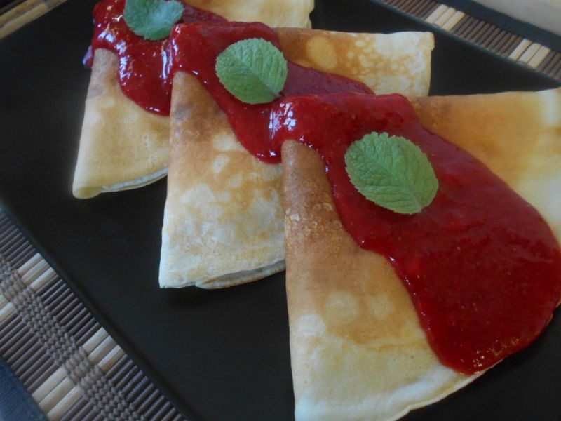 Naleśniki z twarogiem i musem truskawkowym