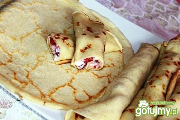 Naleśniki z twarogiem i truskawkami  Naleśniki z twarogiem i truskawkami