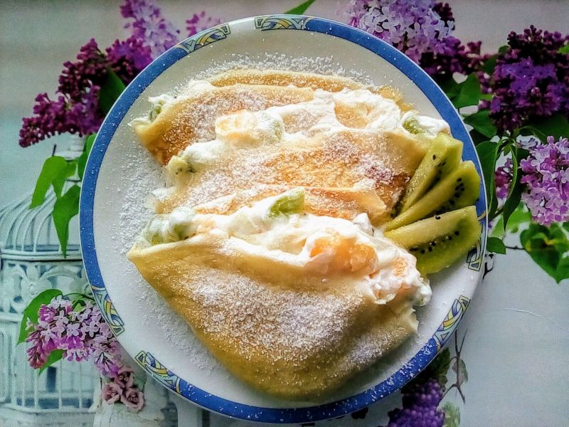 Naleśniki z twarogiem, pomarańczą i kiwi Naleśniki z twarogiem, pomarańczą i kiwi