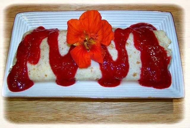 Naleśniki z twarożkiem i musem malinowym