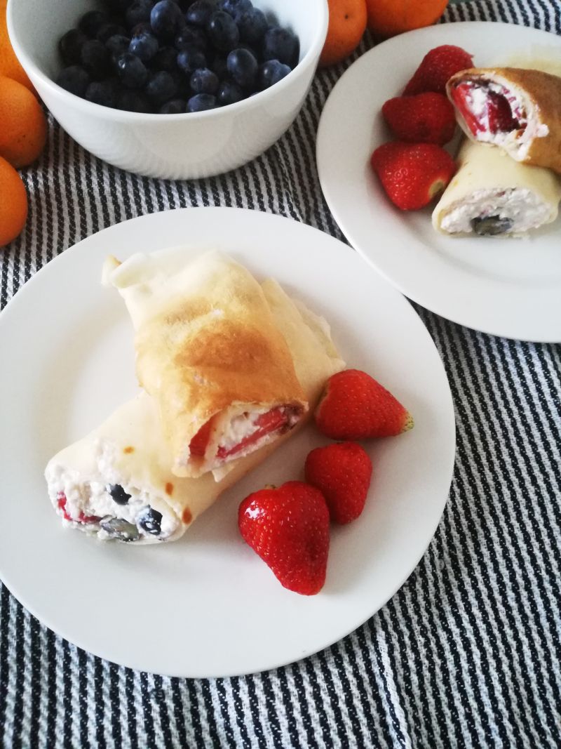 Naleśniki z twarożkiem i owocami