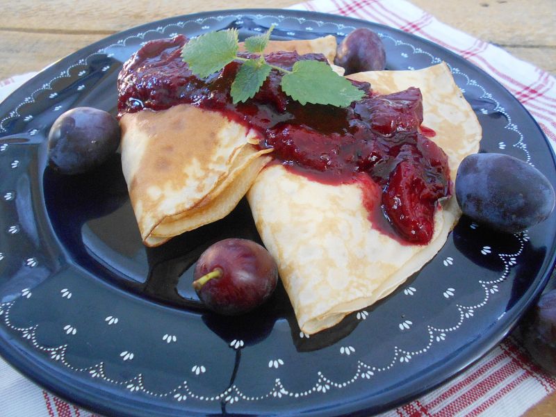 Naleśniki z twarożkiem i śliwkami Naleśniki z twarożkiem i śliwkami