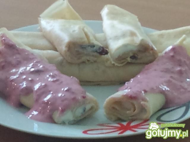 Naleśniki z twarożkiem i sosem malinowym