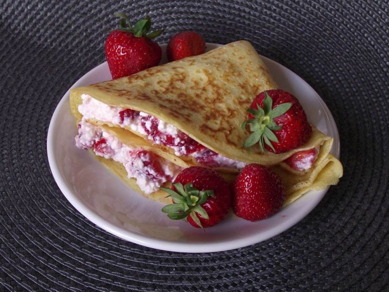 Naleśniki z twarożkiem i truskawkami