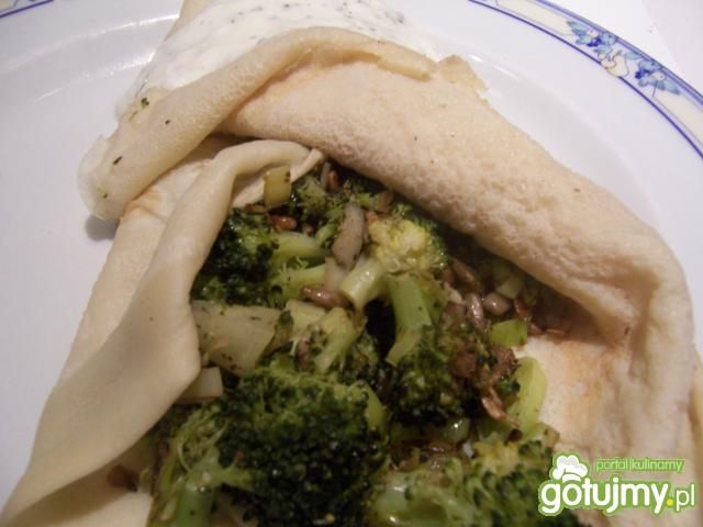 Naleśniki z warzywami i sosem jogurtowym