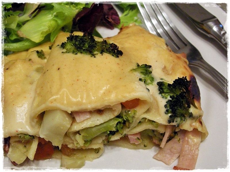 Naleśniki zapiekane pod sosem serowym 