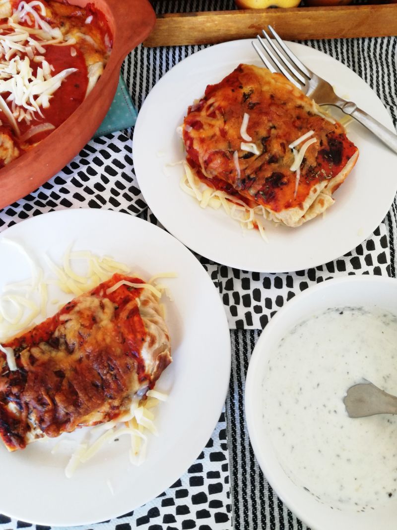 Naleśniki zapiekane w sosie pomidorowym Naleśniki zapiekane w sosie pomidorowym