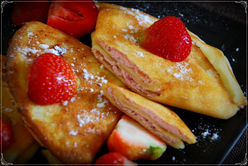 Naleśniki ze słodkim farszem truskawkowym Naleśniki ze słodkim farszem truskawkowym