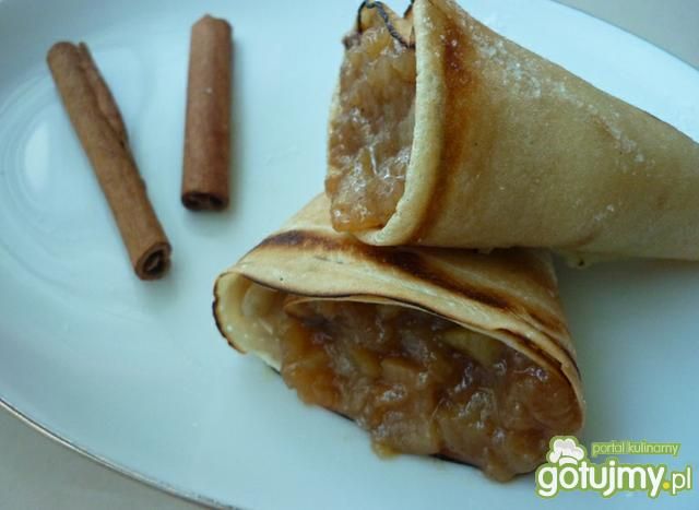 Naleśniki ze smażonymi jabłkami 