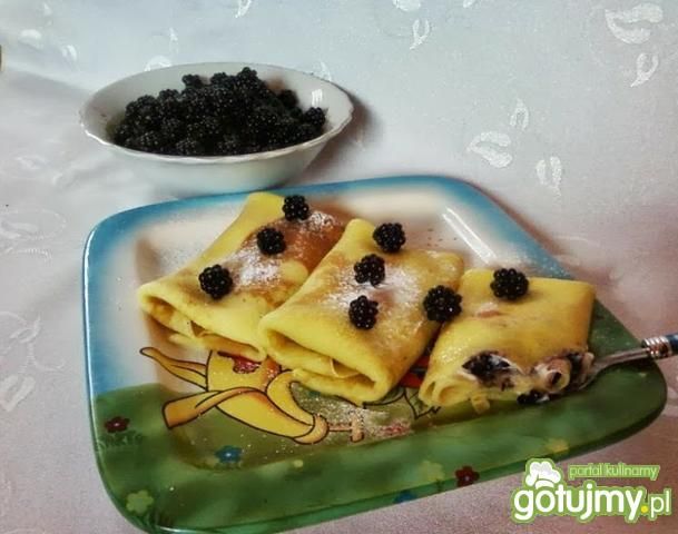 Naleśniki ze śmietaną i leśnymi jeżynami Naleśniki ze śmietaną i leśnymi jeżynami
