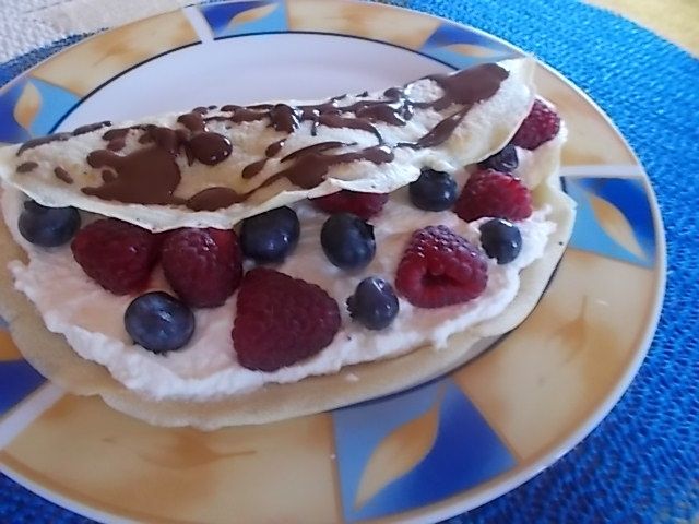 Naleśniki ze śmietaną i owocami