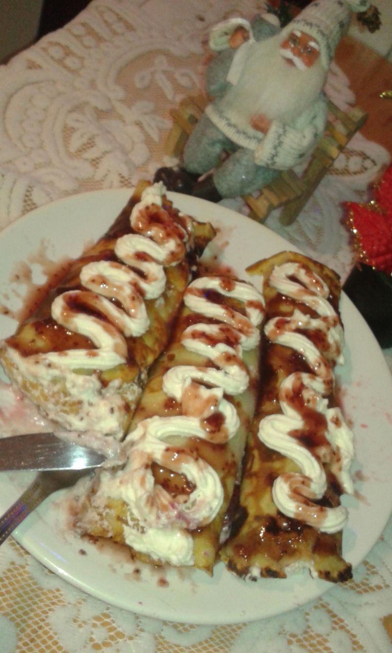 Naleśniki ze śmietaną i owocami Naleśniki ze śmietaną i owocami