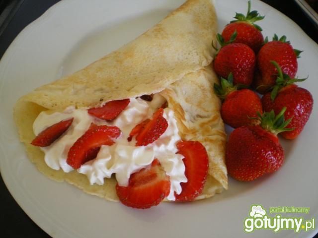 Naleśniki ze śmietaną i truskawkami