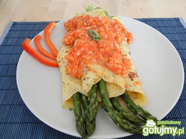 Naleśniki ze szparaga z sosem paprykowym Naleśniki ze szparaga z sosem paprykowym