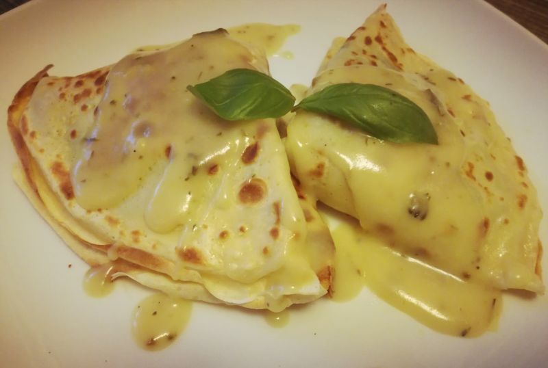 Naleśniki ze szpinakiem i sosem serowym