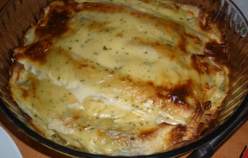 Naleśniki ze szpinakiem zapiekane w sosie serowym