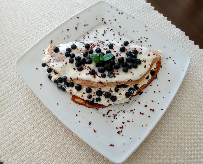 Naleśniki żytnie z serem i jagodami Naleśniki żytnie z serem i jagodami