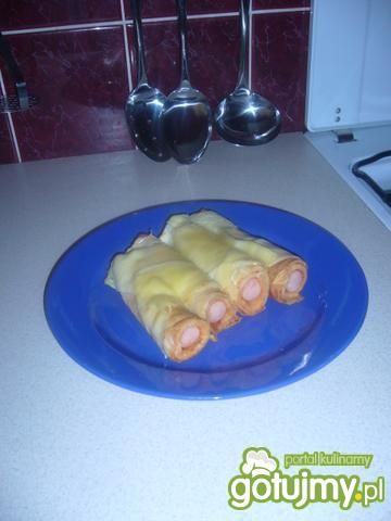 Naleśnikowa zapiekanka z parówkami.