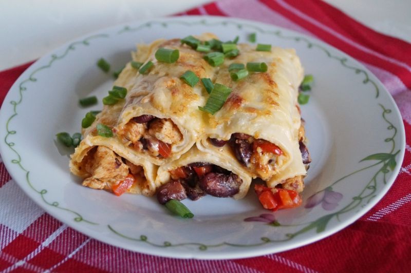 Naleśnikowe cannelloni z kurczakiem i warzywami Naleśnikowe cannelloni z kurczakiem i warzywami