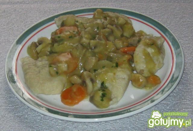 Naleśnikowe kluski z sosem pieczarkowym Naleśnikowe kluski z sosem pieczarkowym