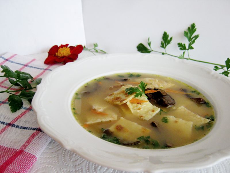 Naleśnikowe łazanki w zupie grzybowej  Naleśnikowe łazanki w zupie grzybowej