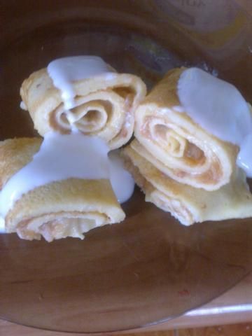 Naleśnikowe roladki z musem jabłkowym Naleśnikowe roladki z musem jabłkowym