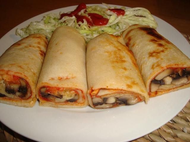 Nalesnikowe roladki z pieczarkami