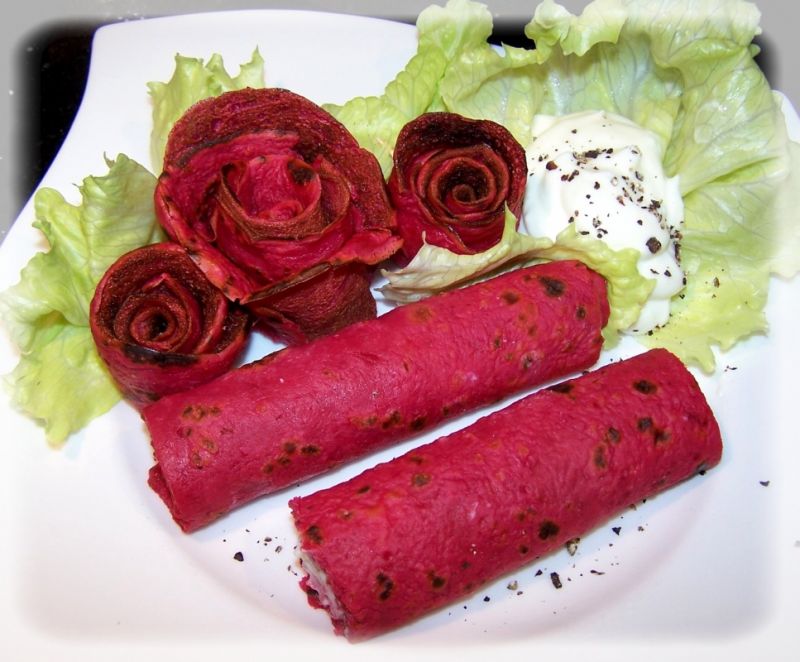 Naleśnikowe rurki buraczane nadziewane bryndzą