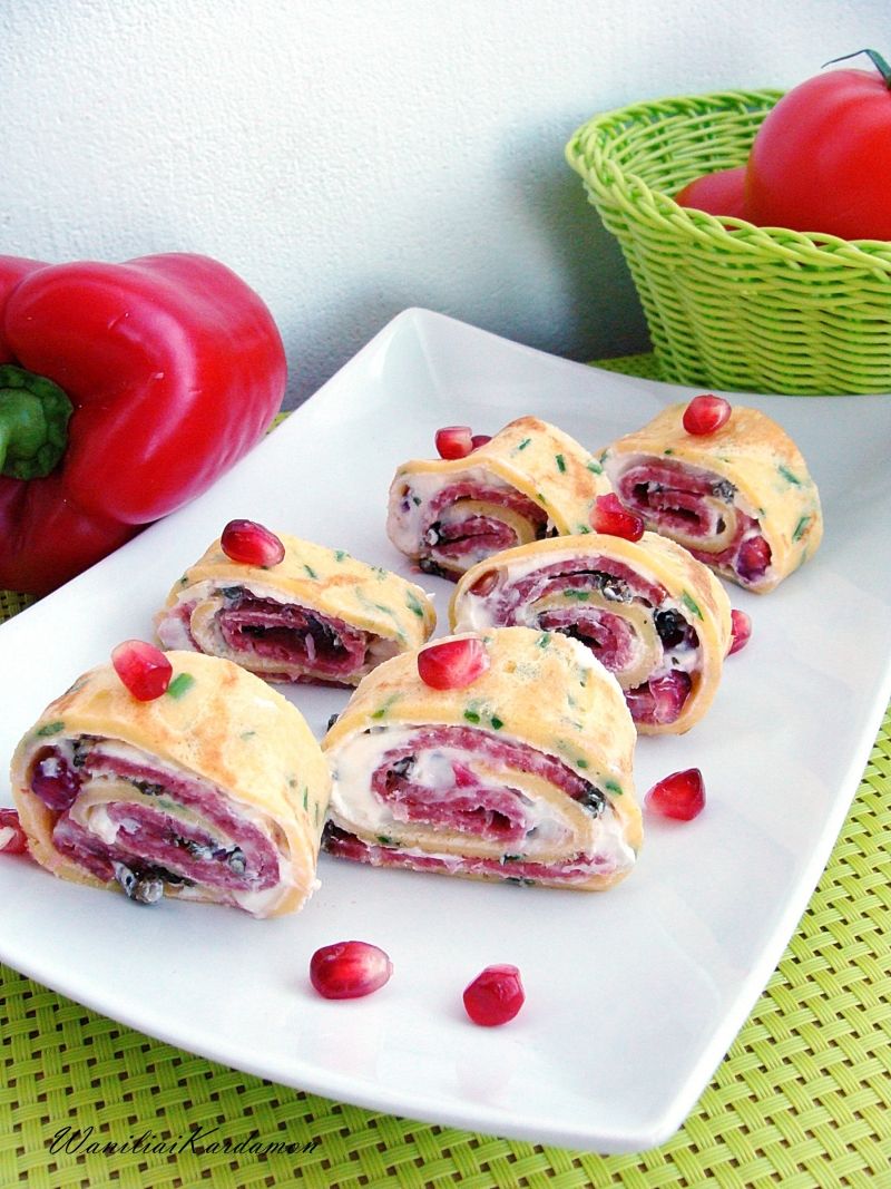 Naleśnikowe ślimaki z granatem i salami Naleśnikowe ślimaki z granatem i salami
