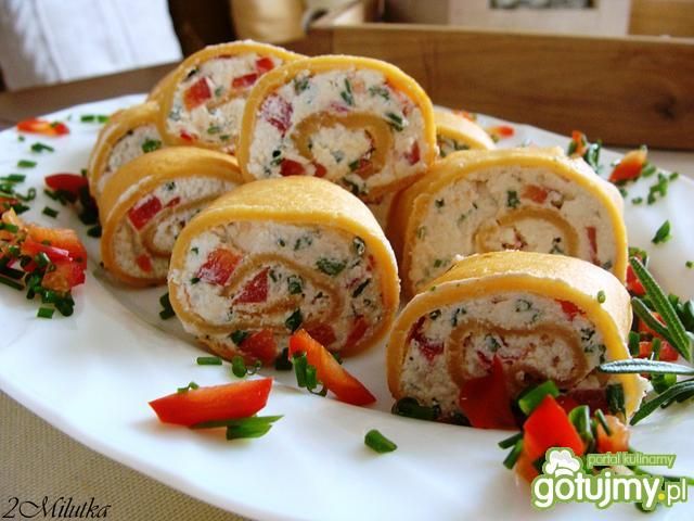 Naleśnikowe ślimaki z serkiem i papryką 