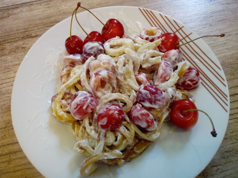 Naleśnikowe spaghetti z czereśniami  Naleśnikowe spaghetti z czereśniami