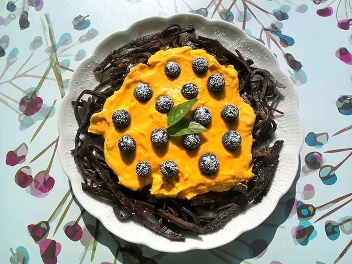 Naleśnikowe spaghetti z dyniowym twarożkiem Naleśnikowe spaghetti z dyniowym twarożkiem