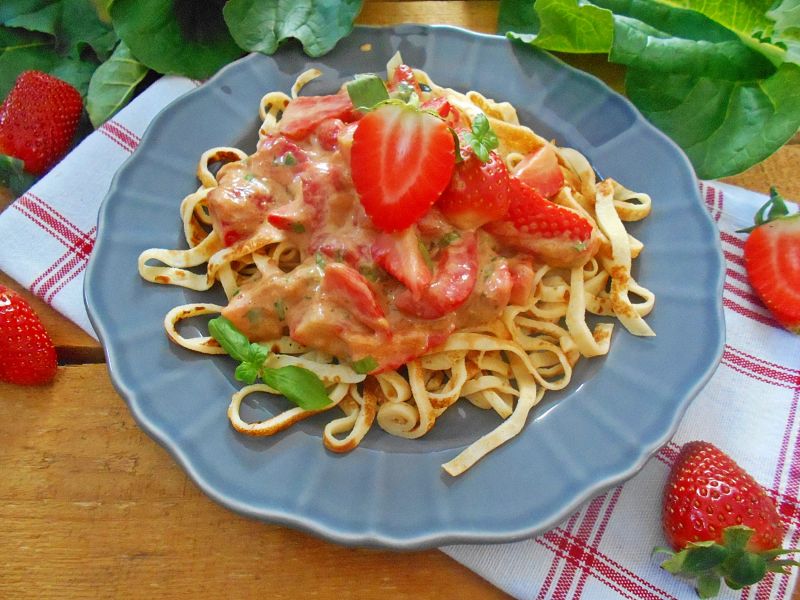 Naleśnikowe spaghetti z truskawkami i miętą