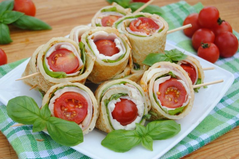 Naleśnikowe szaszłyki z mozzarellą